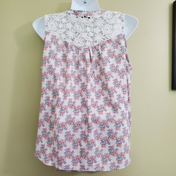 Collective Concepts | Flowy Floral Top with Lace - Picture 3 of 8
